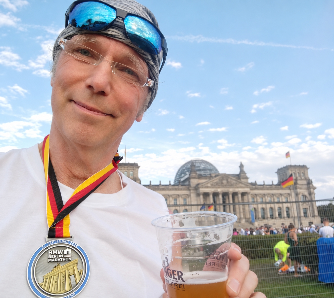 Dietmar Schneider nach dem Berlin-Marathon vor dem Reichstag
